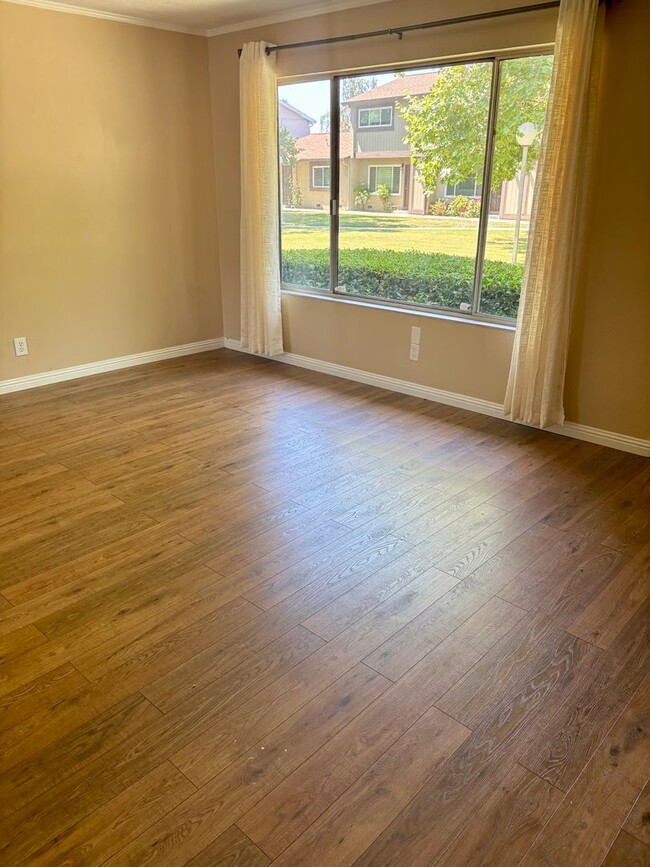 Building Photo - Light and Bright Townhouse in Sought-After...