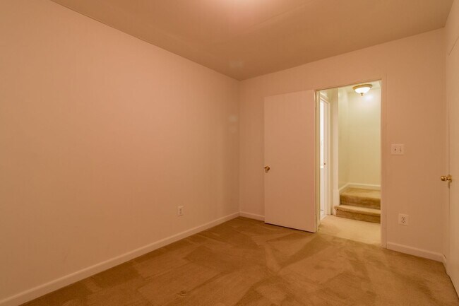 Building Photo - Beautiful 3 Bed 3.5 Bath Brick Interior To...