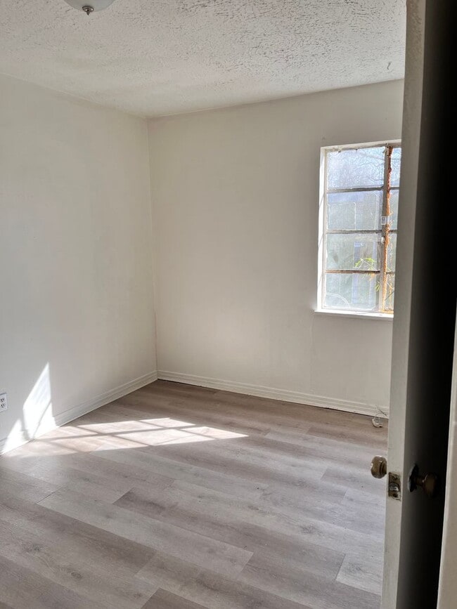 Building Photo - Sunset Acres 3 Bedroom Home- Call Today!