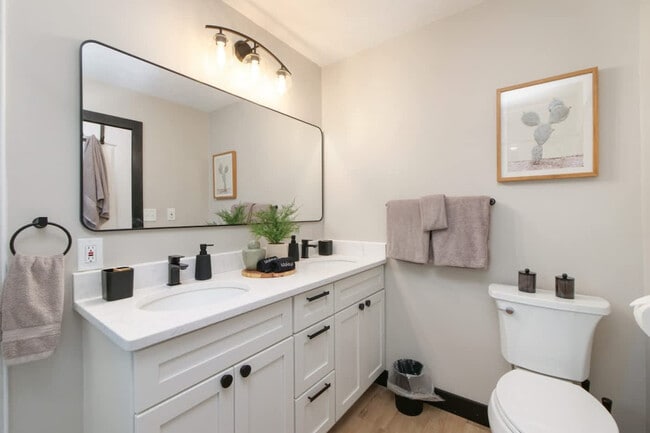 Building Photo - 303 E Washington St