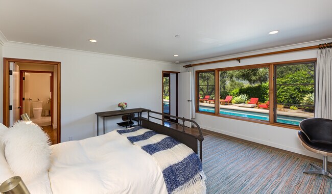 Building Photo - 622 Cowles Rd