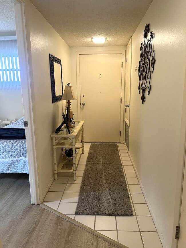 Building Photo - 2BR/2BA Ground Level Condo in Venice Ave C...