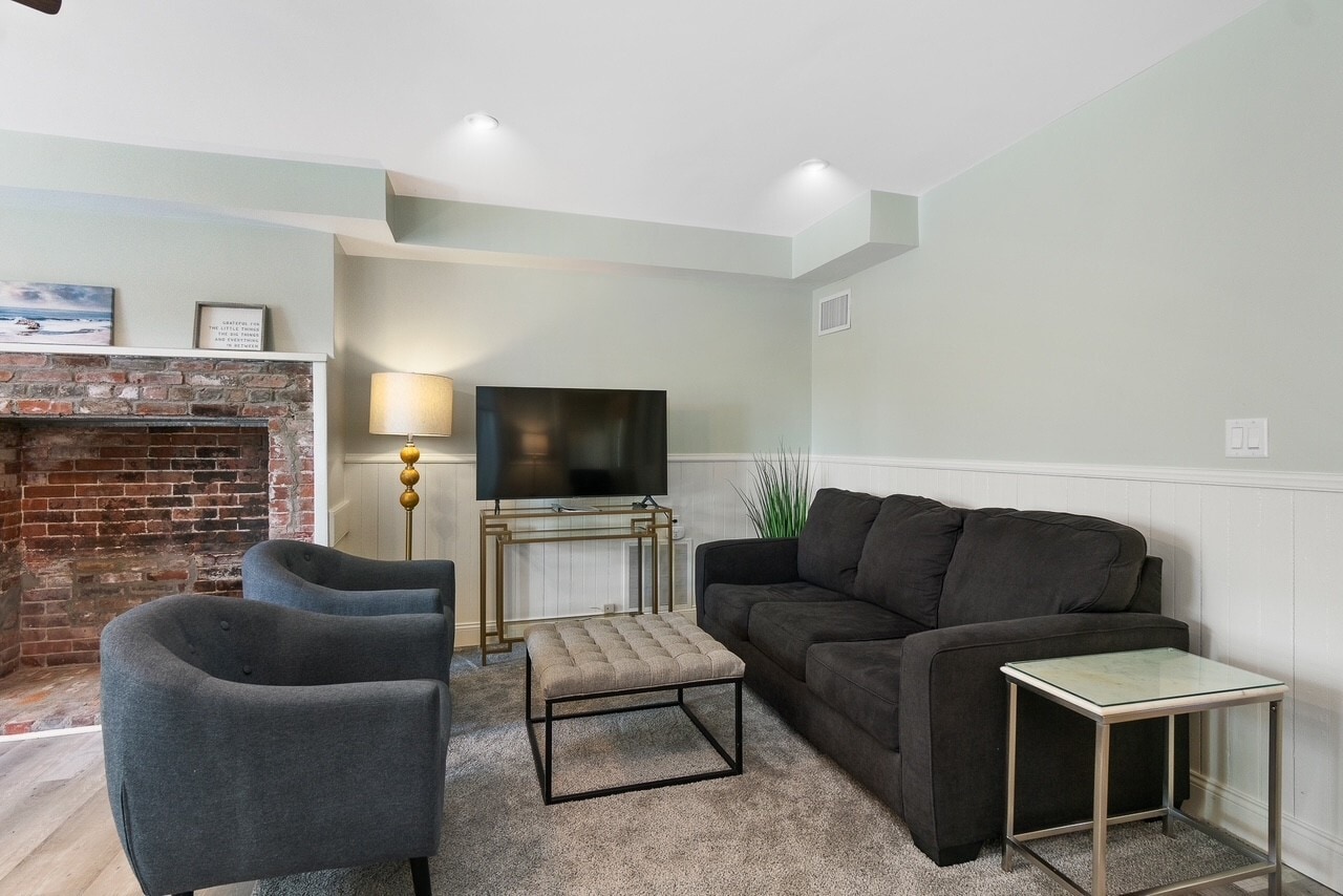 Building Photo - 77 Coggeshall Ave