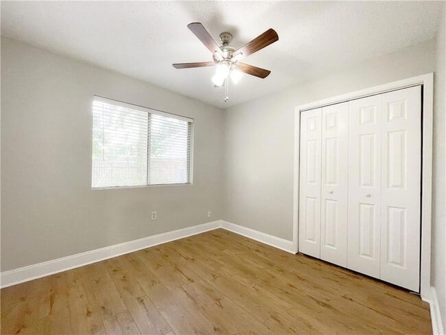 Building Photo - 301 Somerset Dr