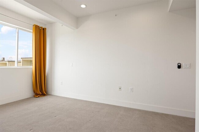 Building Photo - 604 N Bluff Dr