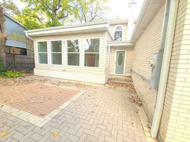 Building Photo - 1206 Lynn Terrace