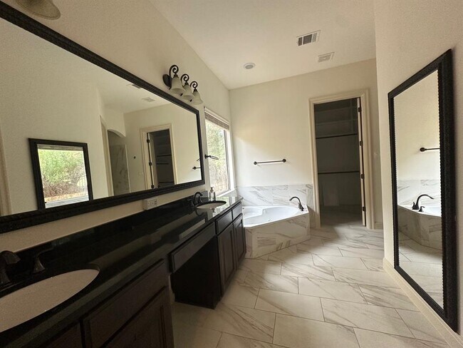 Building Photo - 906 Madison Fork Dr