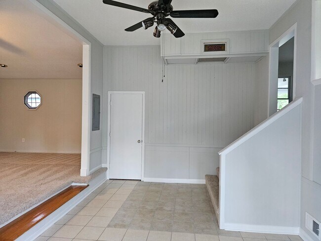 Building Photo - Beautiful renovated 3 bed, 1.5 bath unfurnished home located in Hampstead