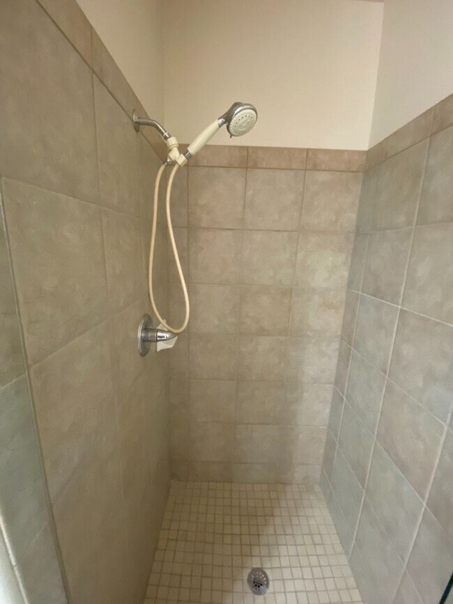 Building Photo - Beautiful 4 bedroom 3.75 bath in gated com...