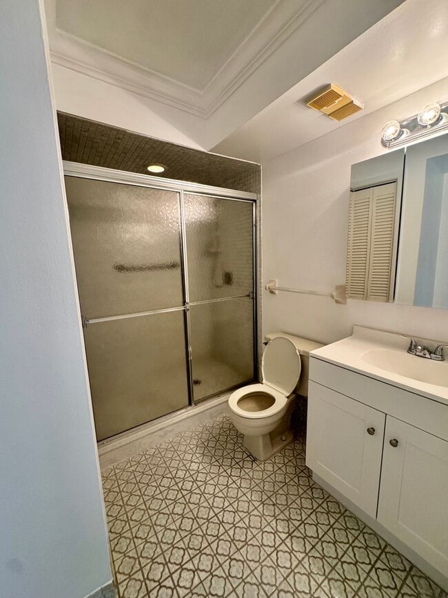 Building Photo - Live the ultimate beachside lifestyle!