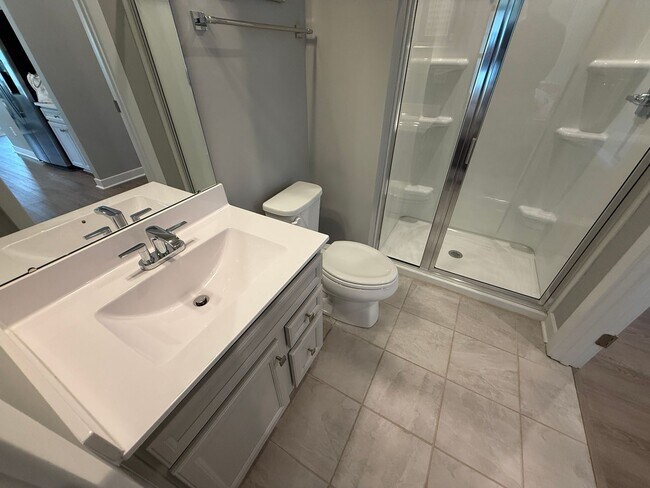 Building Photo - Never loved in Model Homes