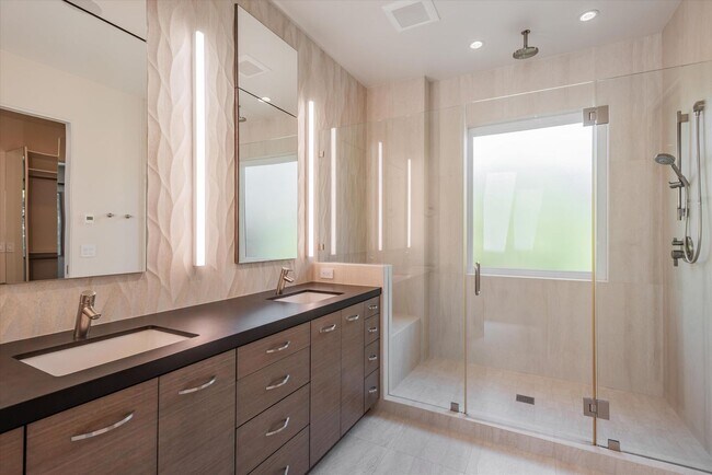 Building Photo - Wow! What a Great Home!