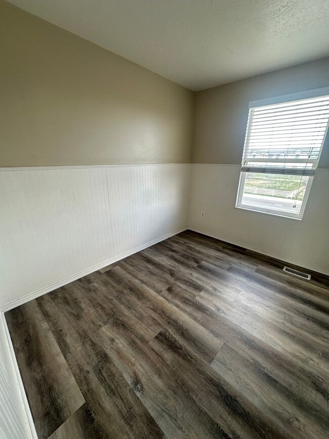 Building Photo - BEAUTIFUL TOWNHOME!!!