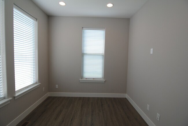 Building Photo - 1708/1710 Danny Boy Ln. Duplex