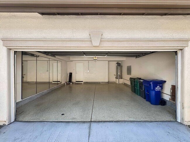 Building Photo - Spacious 2B/2.5BA Tri-Level Townhouse w/ 2...