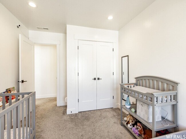 Building Photo - Spacious Open Floor Plan Available Soon!