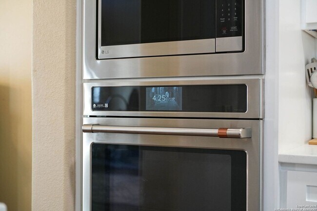 Building Photo - 711 Midway Crest