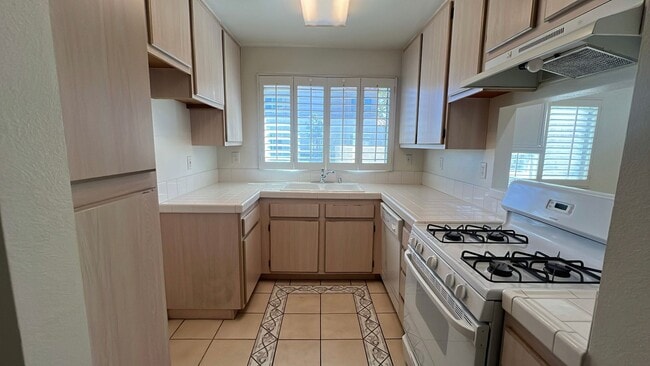 Building Photo - Townhouse in gated community near A.V. Col...