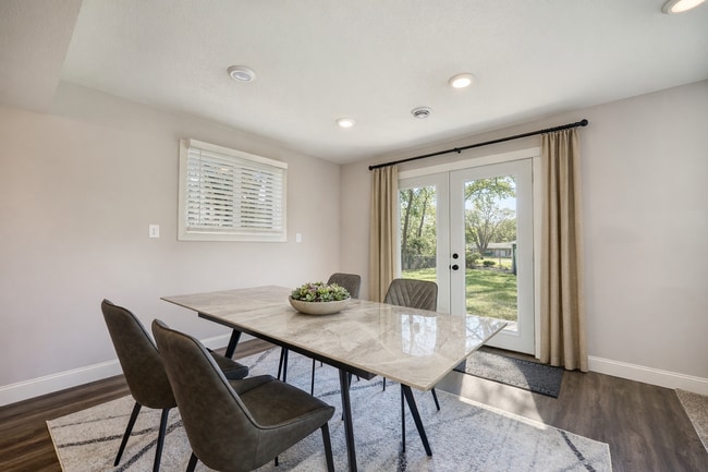 Building Photo - Charming 3-Bedroom Retreat with Finished Basement & Cozy Fireplace in Shoreview!