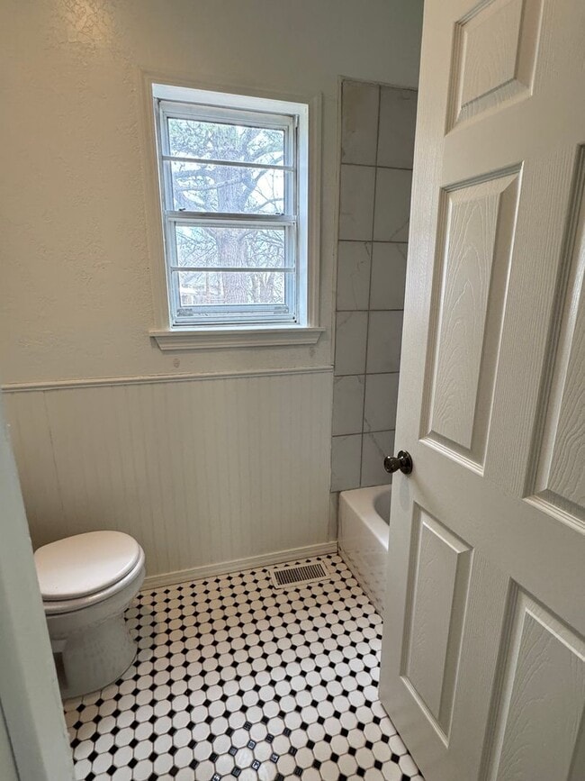 Building Photo - Adorable Rental Property Available in the heart of Guthrie.