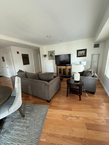 Building Photo - 100 Exchange St