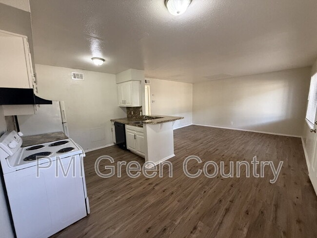 Building Photo - 917 N Yale Ave