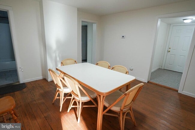 Building Photo - 231 Newton St