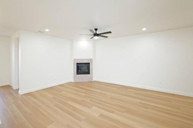 Building Photo - 10424 Tierra Santa