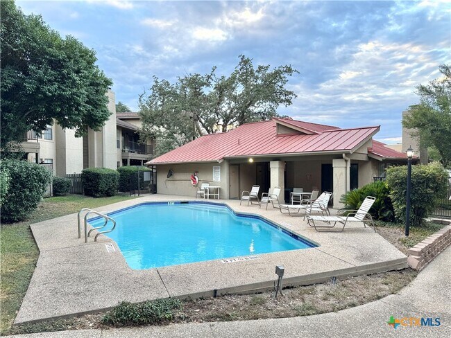 Building Photo - 1202 Thorpe Ln