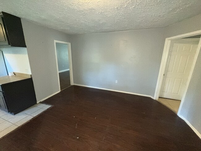 Building Photo - 2732 Woodside Dr