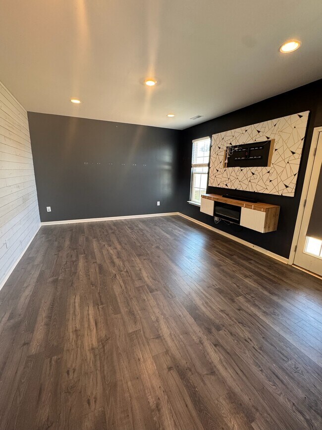 Building Photo - 670 Spruce Garden Ct