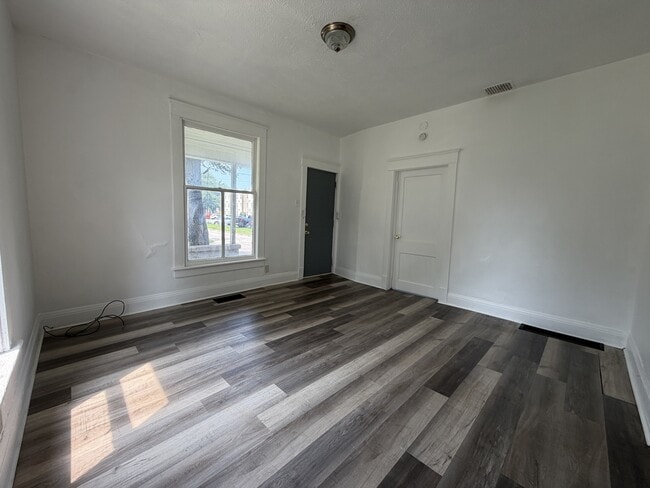 Building Photo - 748 Monroe St