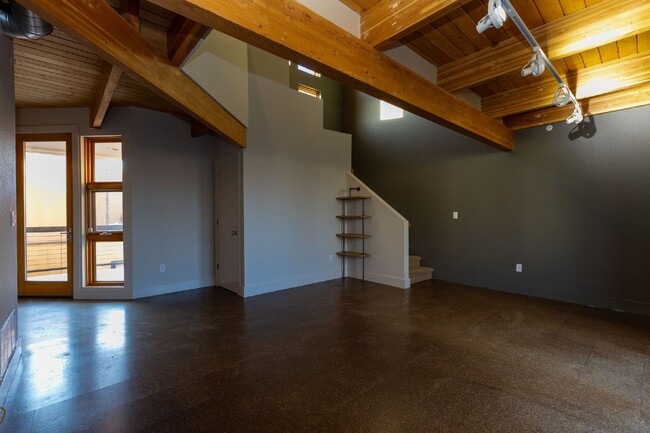 Building Photo - Hip Loft Living in Prospect!