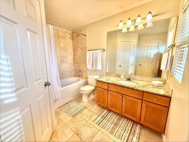 Building Photo - 625 E 200 S