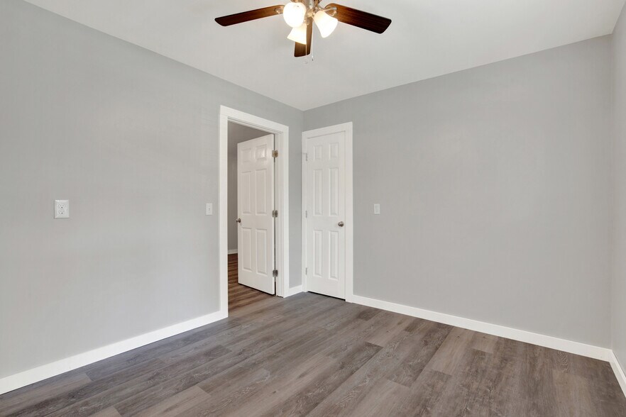 Building Photo - 111 Teakwood Dr