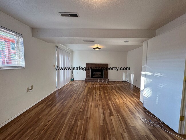 Building Photo - Spacious Holladay 3 Bedroom Duplex with 2-...