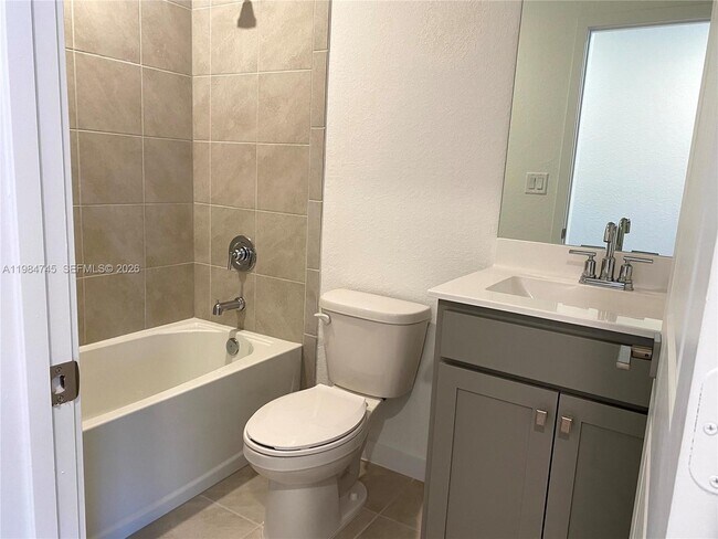 Building Photo - 2305 SE 10th St