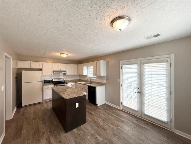 Building Photo - 1050 Mathews Ct