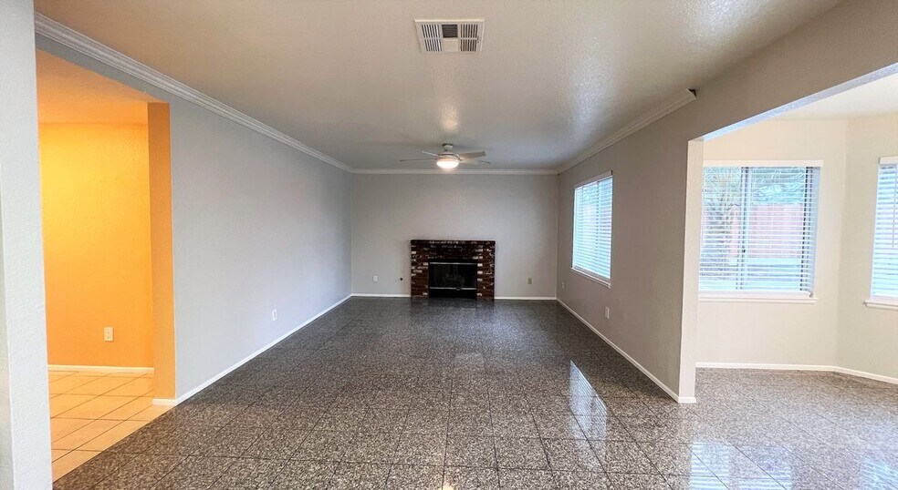 Building Photo - 8558 Sandhill Dr