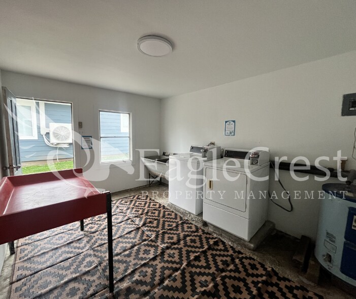 Building Photo - Roseville Lane Apartments