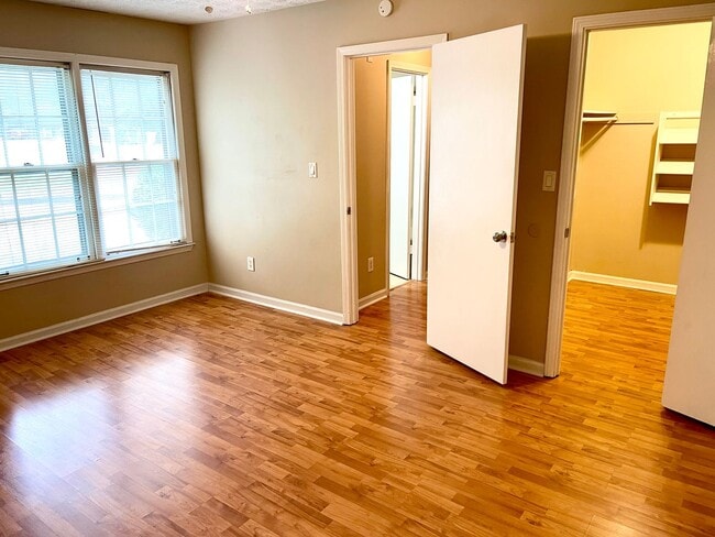 Building Photo - Delightful Upstairs 3 Bedroom / 2 Bathroom Quad-Unit in Fayettevile!