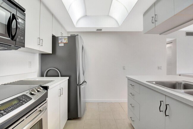 Building Photo - 621 Waterside Dr