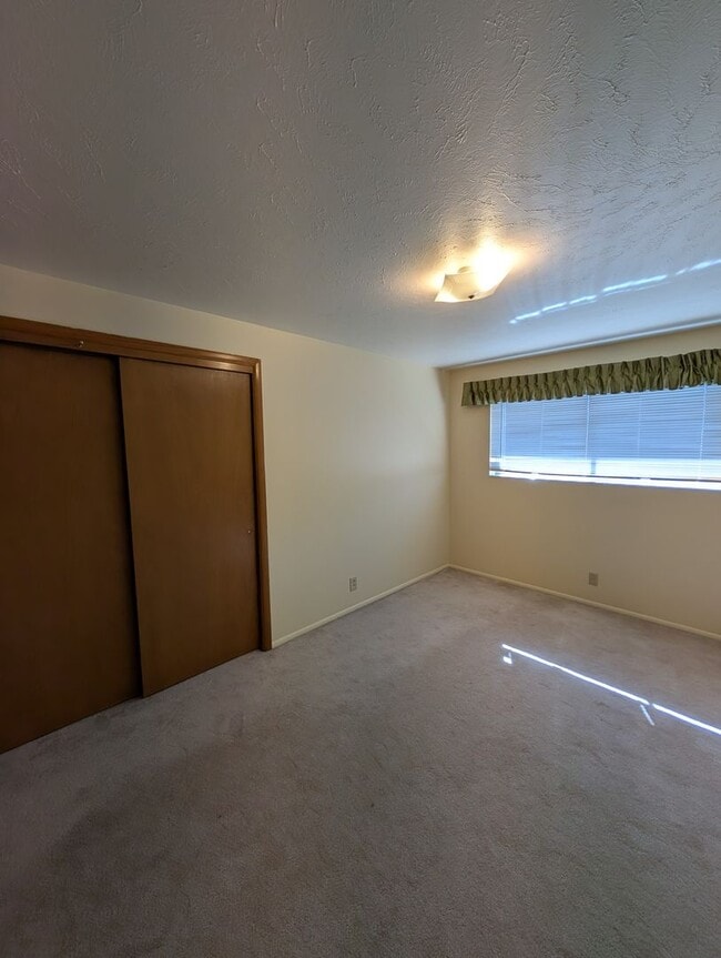 Building Photo - 675 University Dr
