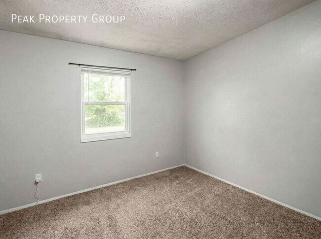 Building Photo - 1393-1395 Summit Street-2 Bedroom