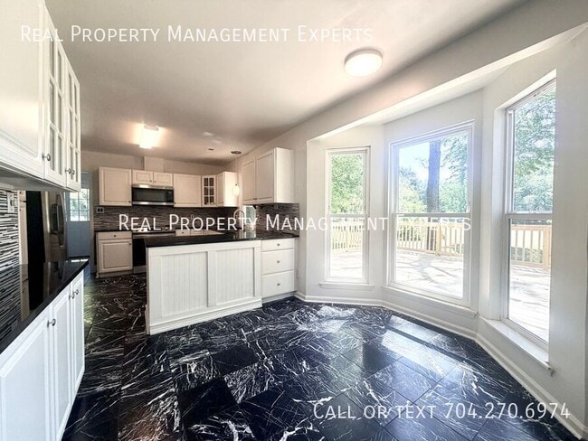 Building Photo - 8509 Golf Ridge Dr