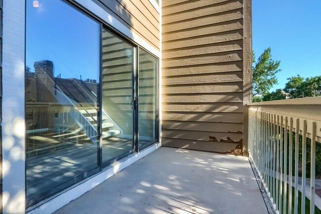 Building Photo - 2 Bedroom condo  with a loft in Littleton