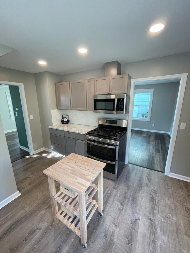 Building Photo - Available September - 2 Bedroom, 1 Bath New Reno!