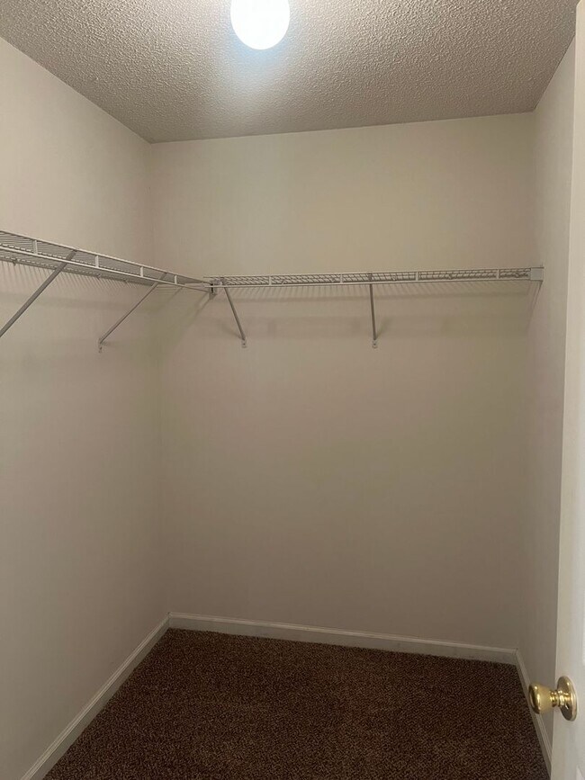 Building Photo - 102 S Spring View Dr