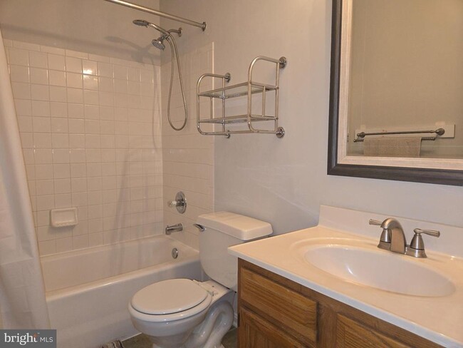 Building Photo - 206 Park Brook Ct