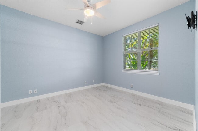 Building Photo - 463 School House Rd